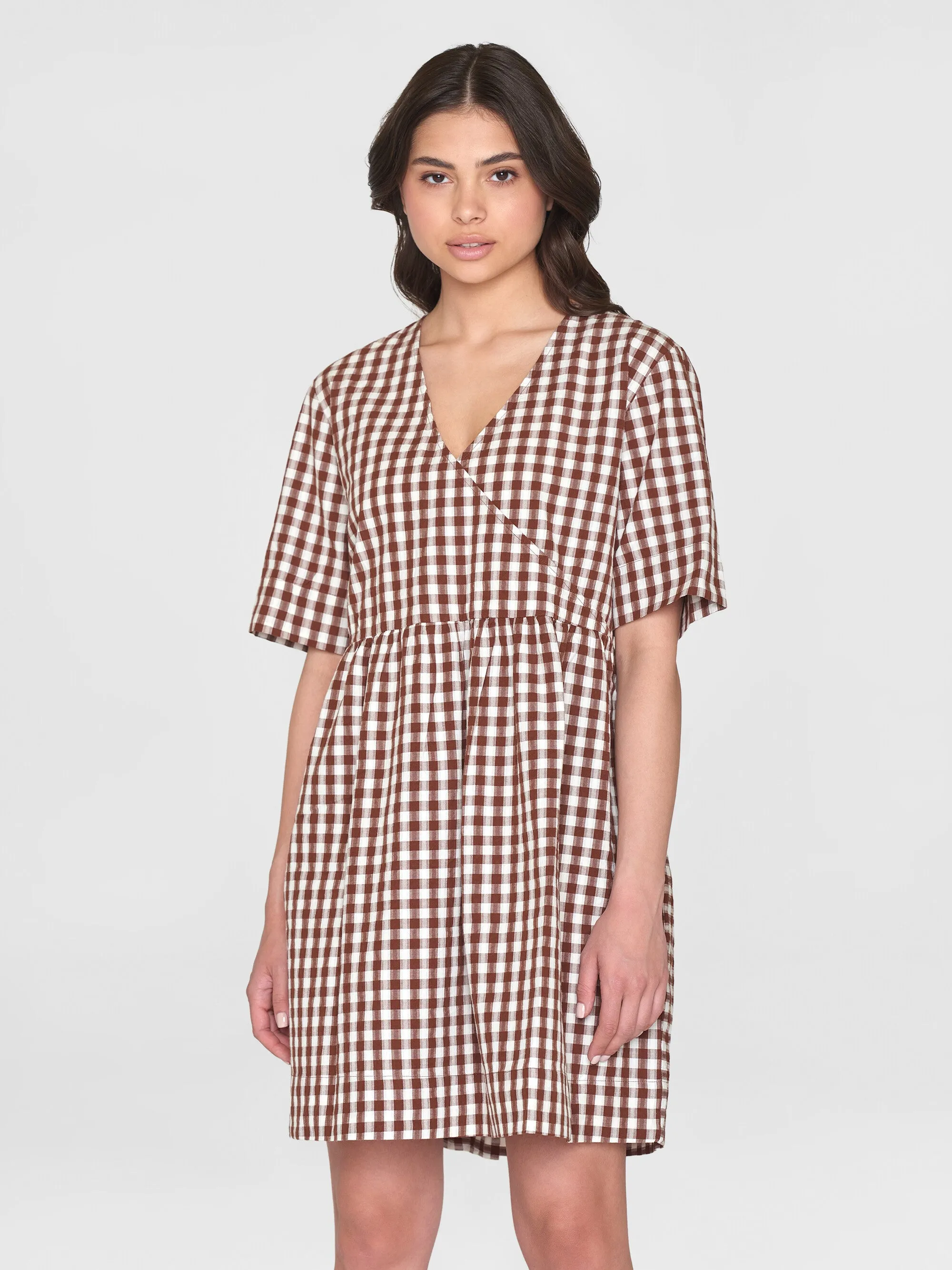 Cross over A-shape seersucker checkered dress - GOTS/Vegan - Brown check